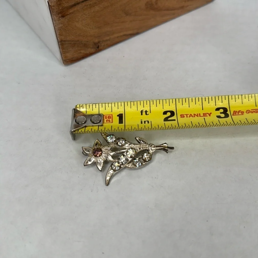 Vintage 1940s rhinestone and Silver Floral Brooch lot B14